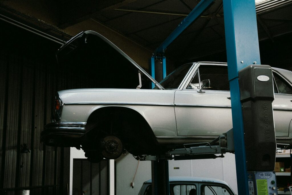 Low-Profile Single-Post Mobile Lift